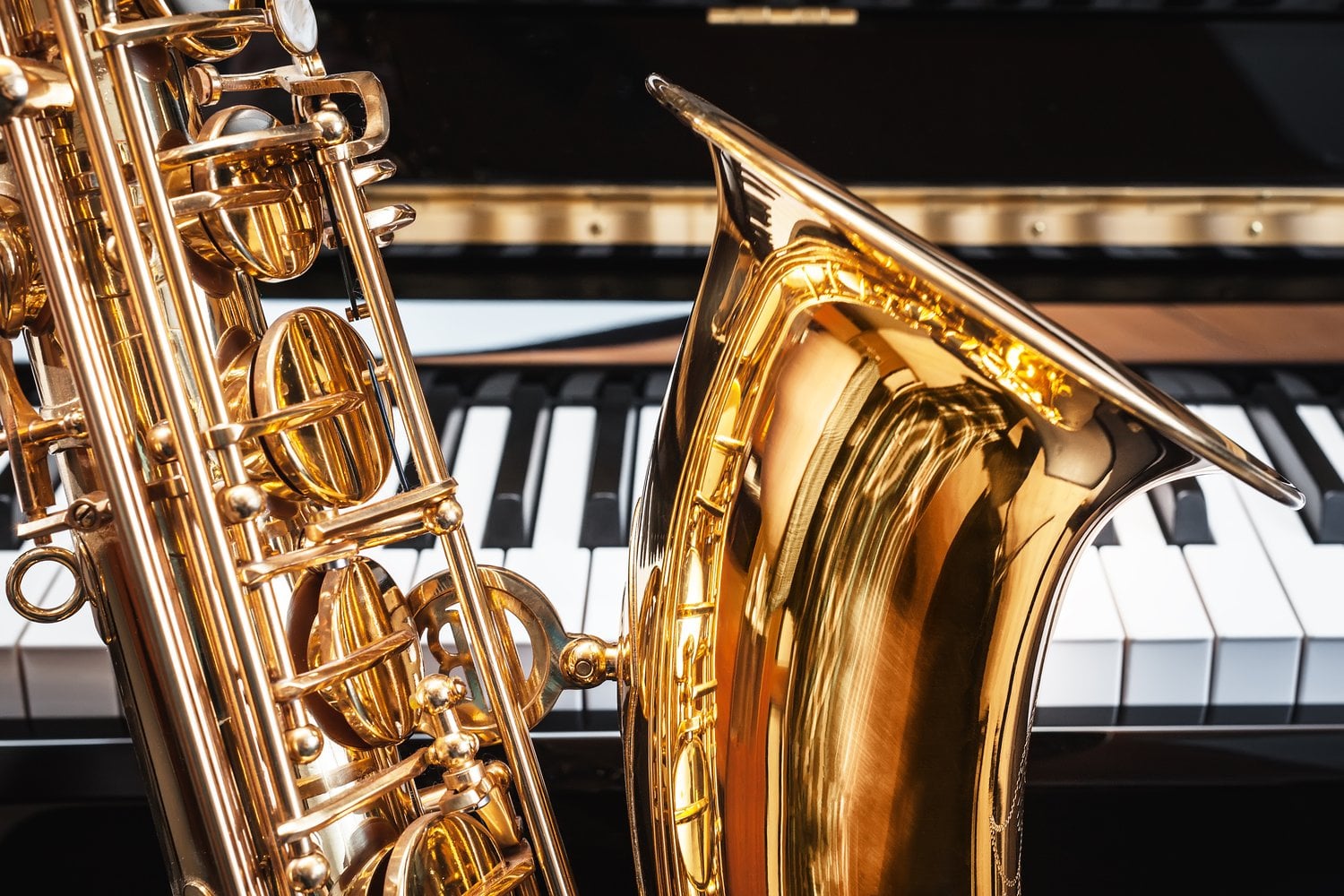Liegendes Tenor-Saxophon aus hochglanzpoliertem Messing